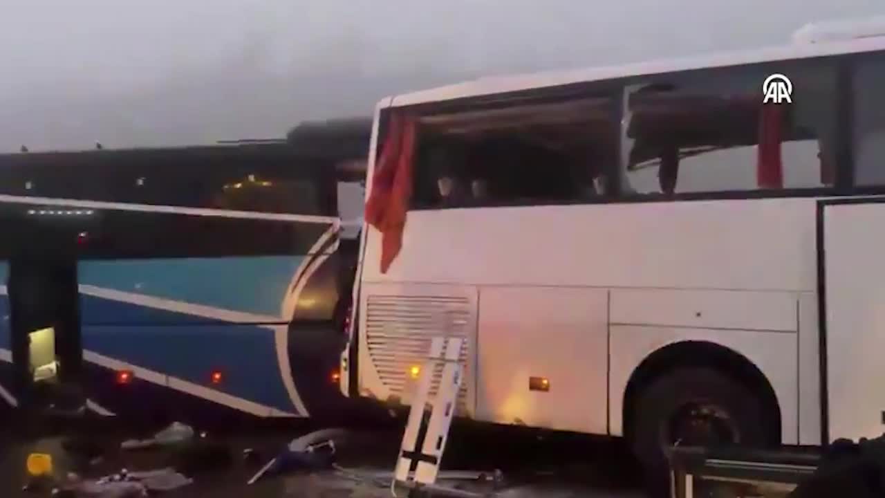 مصرع 10 أشخاص وإصابة 54 آخرين إثر حادث مروري متسلسل على طريق "شمال مرمرة" السريع في صقاريا