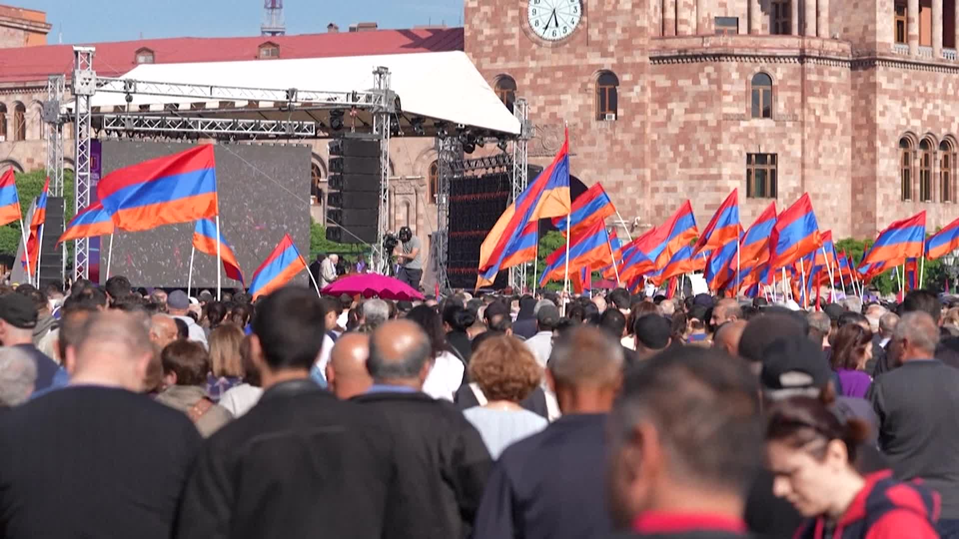 Thousands demonstrate in Republic Square against handing over lands to Azerbaijan