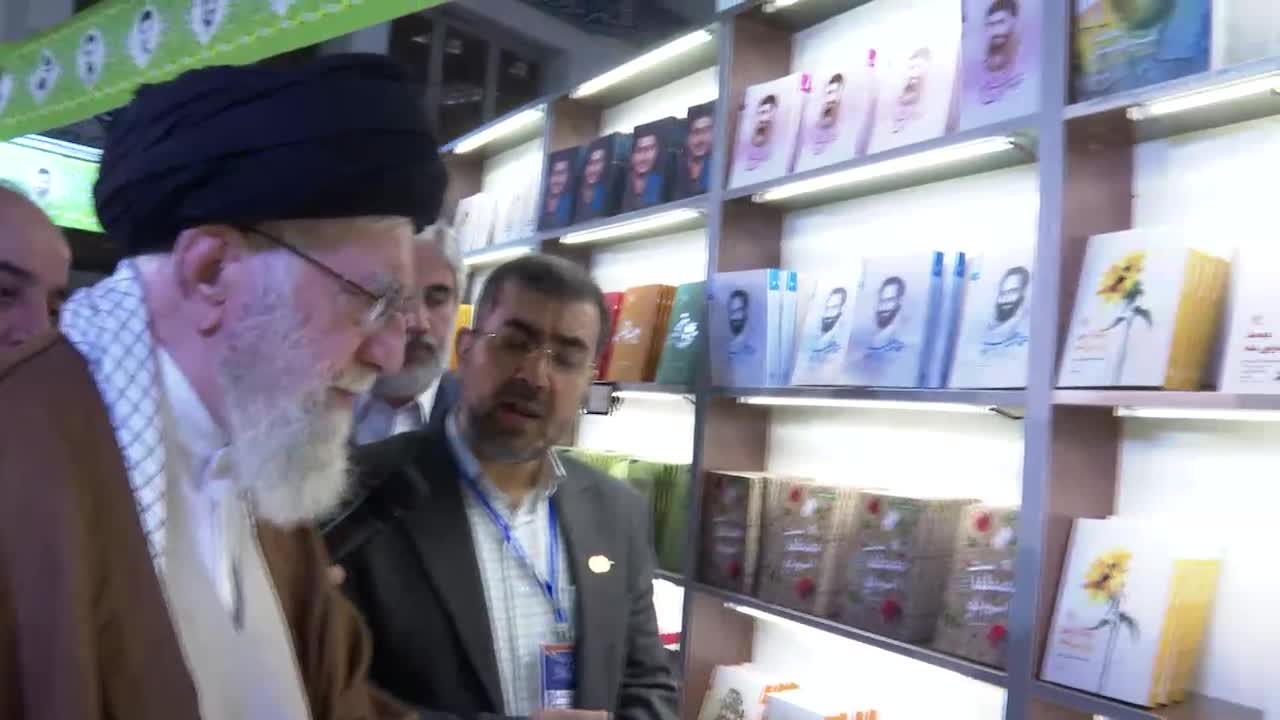 قائد الثوة الإسلامية يزور معرض طهران الدولي للكتاب