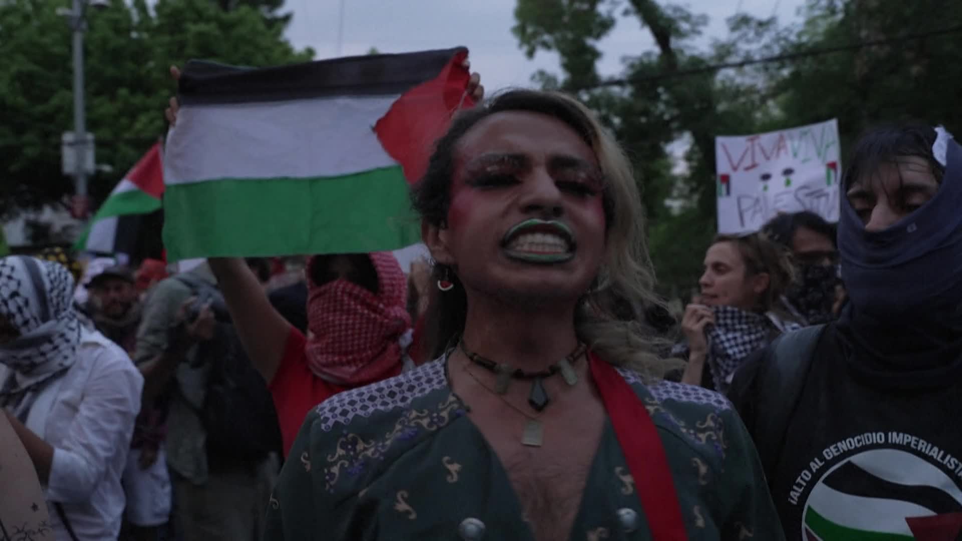 Confrontations between police and pro-Palestinian demonstrators in front of the Israeli embassy in Mexico City