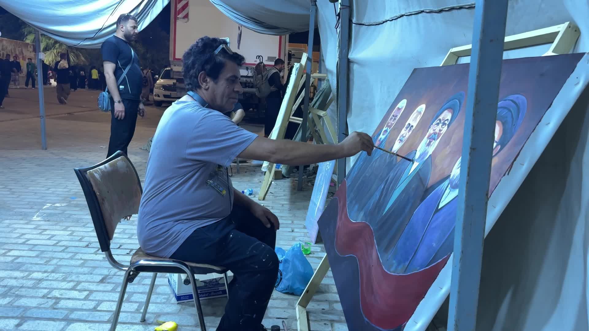 على طريق المشاية.. رسام يخط بريشته السيد نصرالله وتاريخ المقاومة من كربلاء إلى النصر الموعود