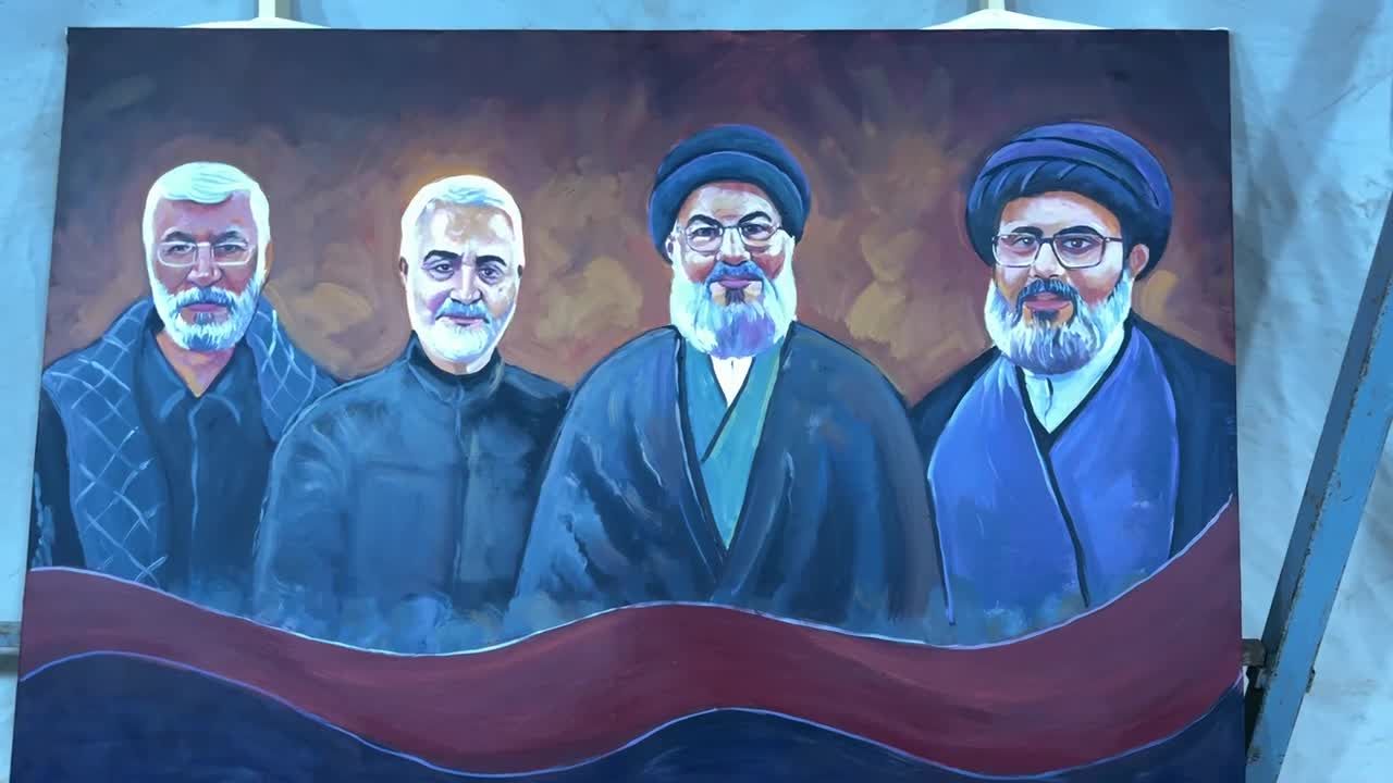 صور السيد نصرالله تزين طريق المشاية الأربعيني من النجف إلى كربلاء وتجذب زواراً من 100 جنسية