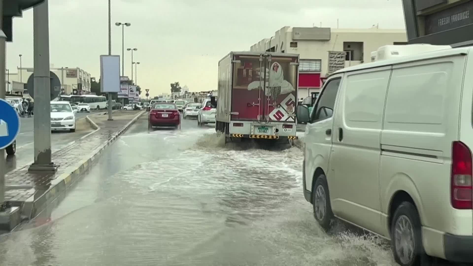 المياه تغمر شوارع مدينة الشارقة عقب أمطار غزيرة اجتاحت البلاد