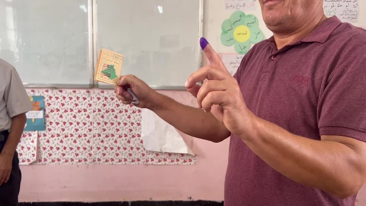المواطنون يتوافدون إلى مراكز الاقتراع للإدلاء بأصواتهم في الانتخابات الرئاسية