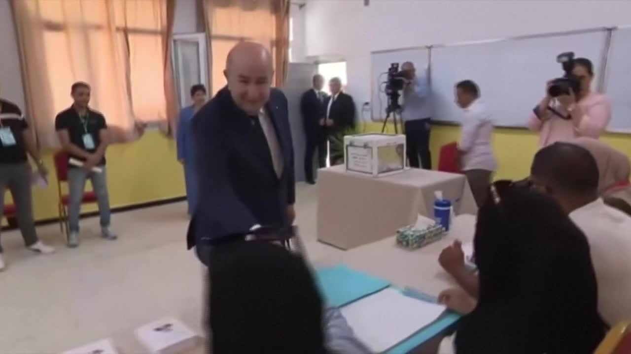 استمرار عمليات التصويت بانتخابات الرئاسة التي يتنافس فيها 3 مرشحين بينهم الرئيس تبّون