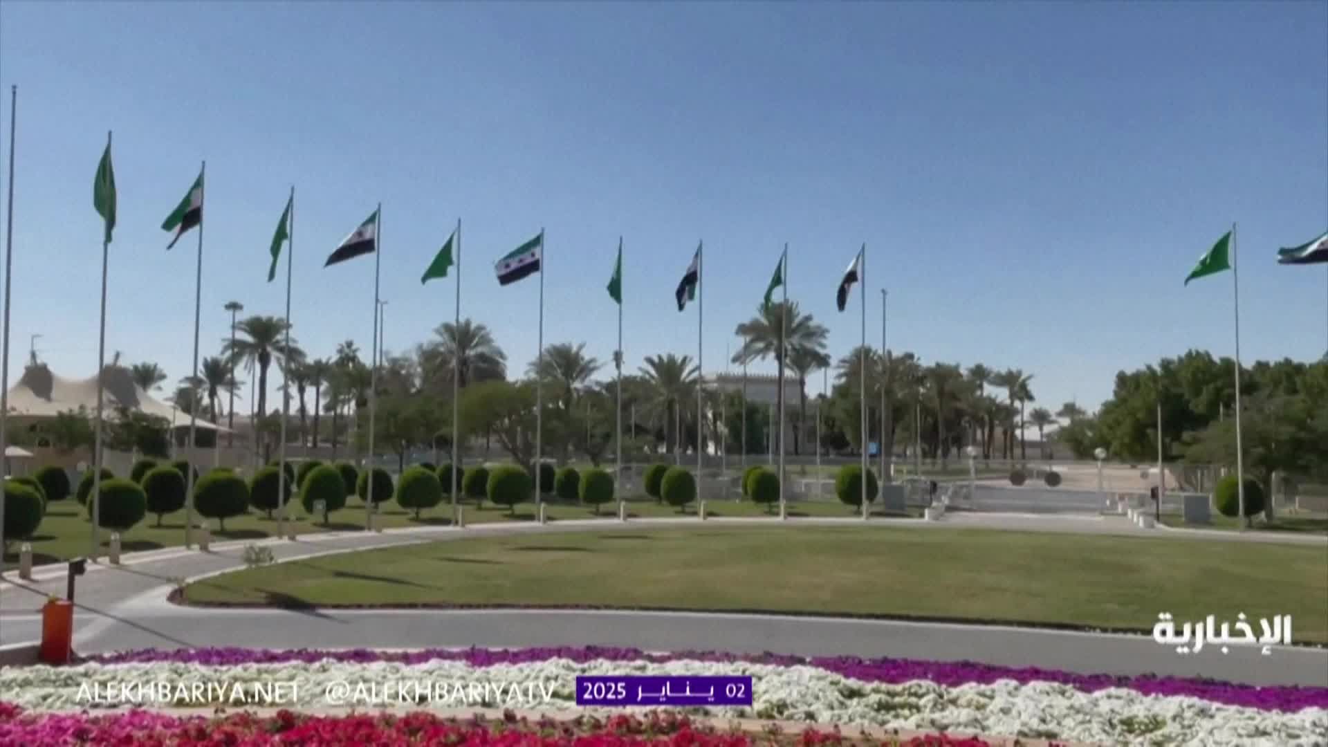 السلطات ترفع العلم السوري الجديد بالتزامن مع زيارة وفد إدارة دمشق الجديدة إلى الرياض