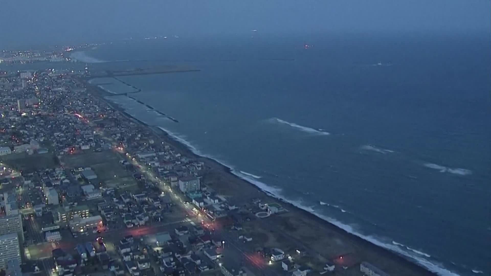 رفع حالة التأهب بعد زلزال قوي يضرب الشمال ويحذر من احتمال حدوث "زلزال هائل"