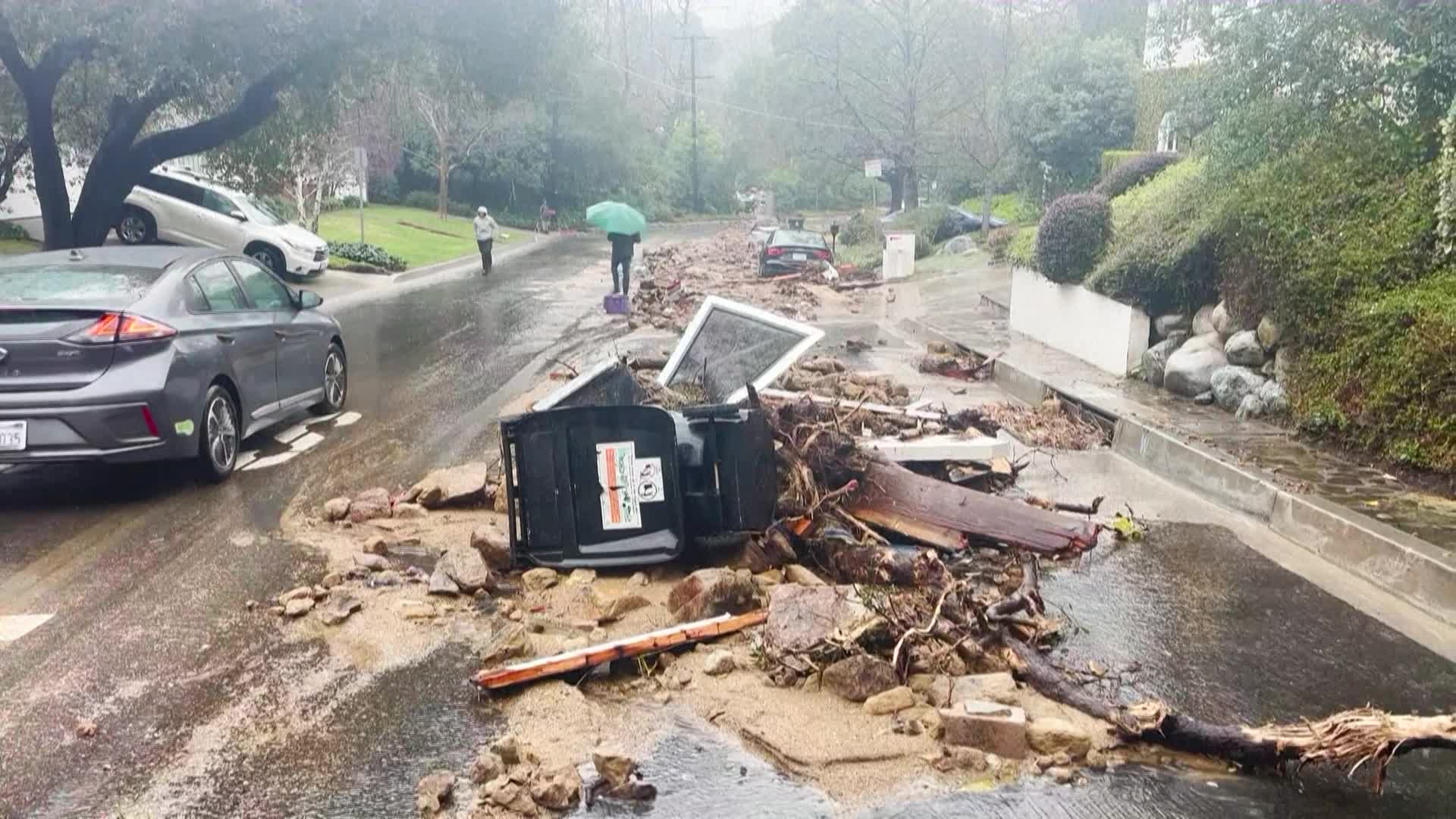 3 people were killed as a result of a severe storm that caused floods and cut off electricity to half a million houses in California