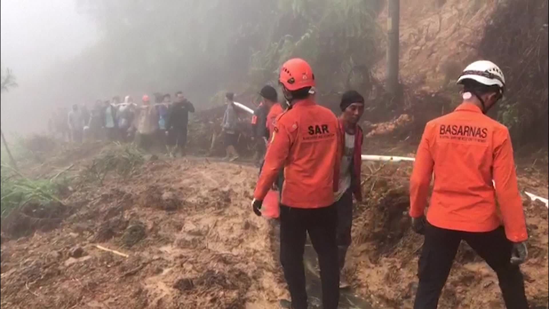 16 قتيلا وخمسة جرحى بانزلاق أرضي في إقليم جاوة الوسطى الإندونيسي