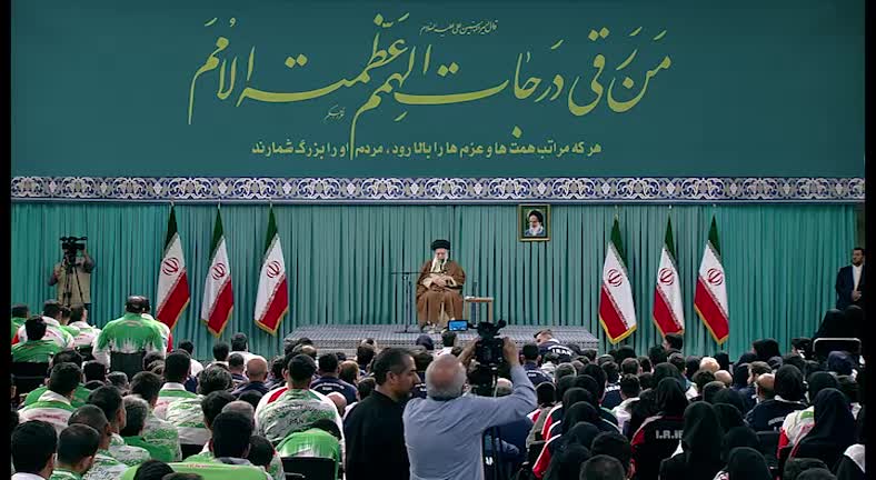 الامام الخامنئي يلتقي رياضيين: الكيان الصهيوني تلقى ضربة قاضية في عملية طوفان الأقصى