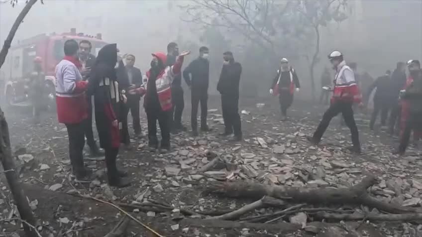 الهلال الأحمر الإيراني ينشر مشاهد لعمليات إنقاذ مواطنين عقب عدوان على مناطق سكنية