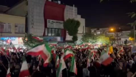 فعاليات شعبية متواصلة في طهران دعما للقيادة و القوات المسلّحة في مواجهة التهديدات الأميركية