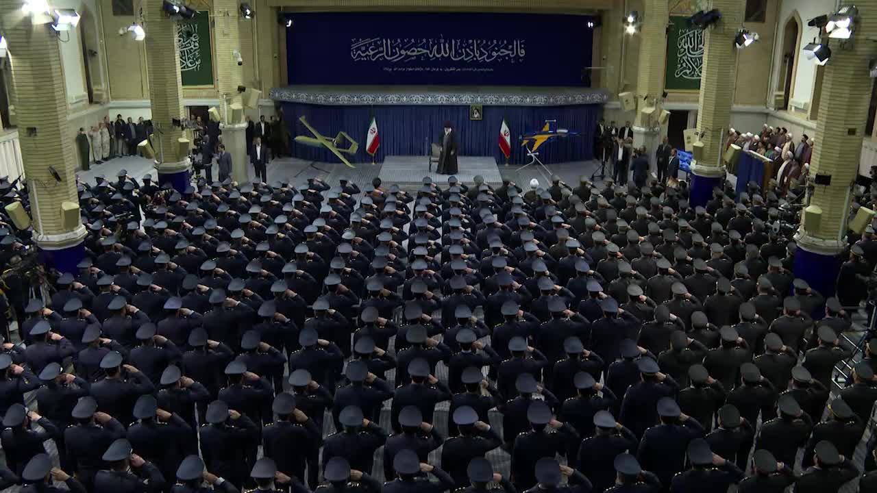  تزامنا مع ذكرى "عشرة الفجر".. السيد الخامنئي يستقبل ثلّة من قادة القوات الجوية والدفاع الجوي