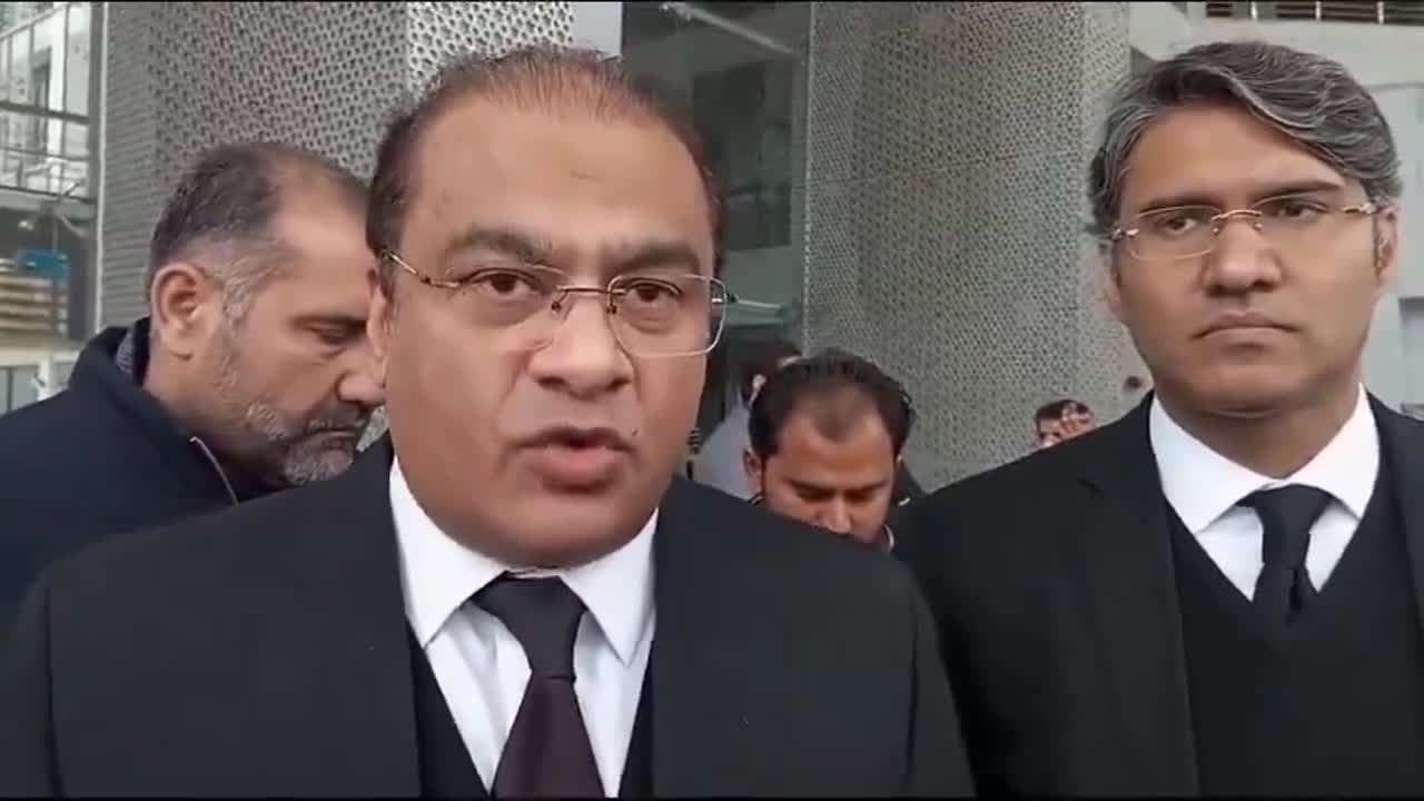  الحكم على رئيس الوزراء السابق عمران خان وزوجته بالسجن 14 عامًا بتهمة الفساد