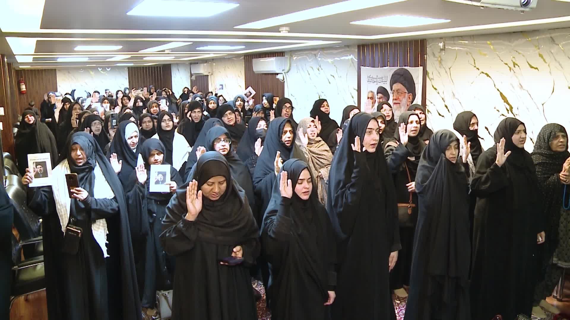 تجديد العهد مع قائد الثورة الإسلامية بحضور واسع للسيدات في إسلام آباد