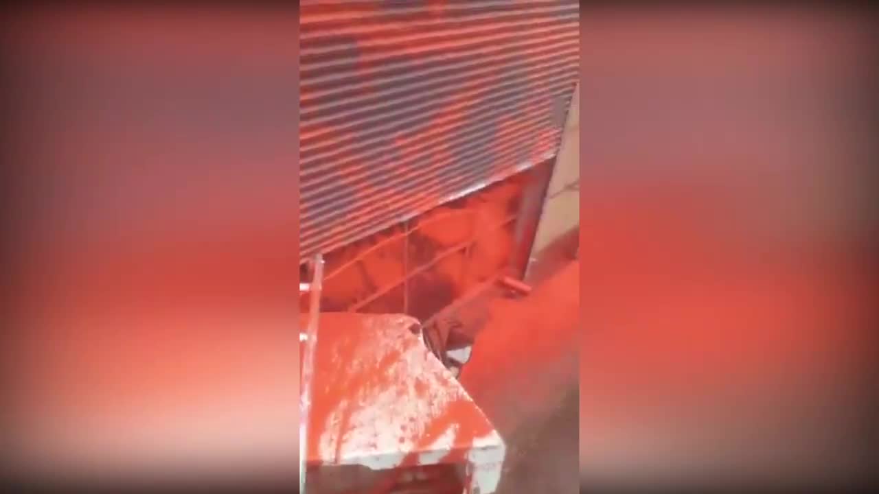 دعمًا لغزة.. ناشطون يرشون واجهة مصنع إسرائيلي لإنتاج الأسلحة بالطلاء الأحمر ويحطّمون سقفه