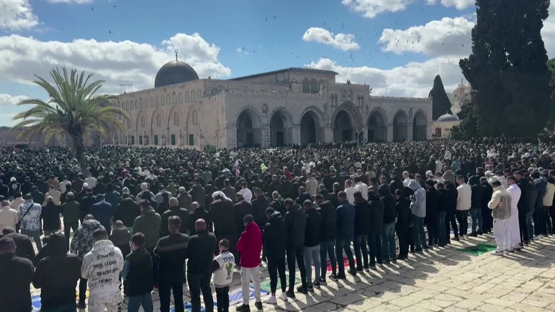 100 ألف فلسطيني يؤدون صلاة الجمعة الثانية من رمضان في المسجد الأقصى المبارك