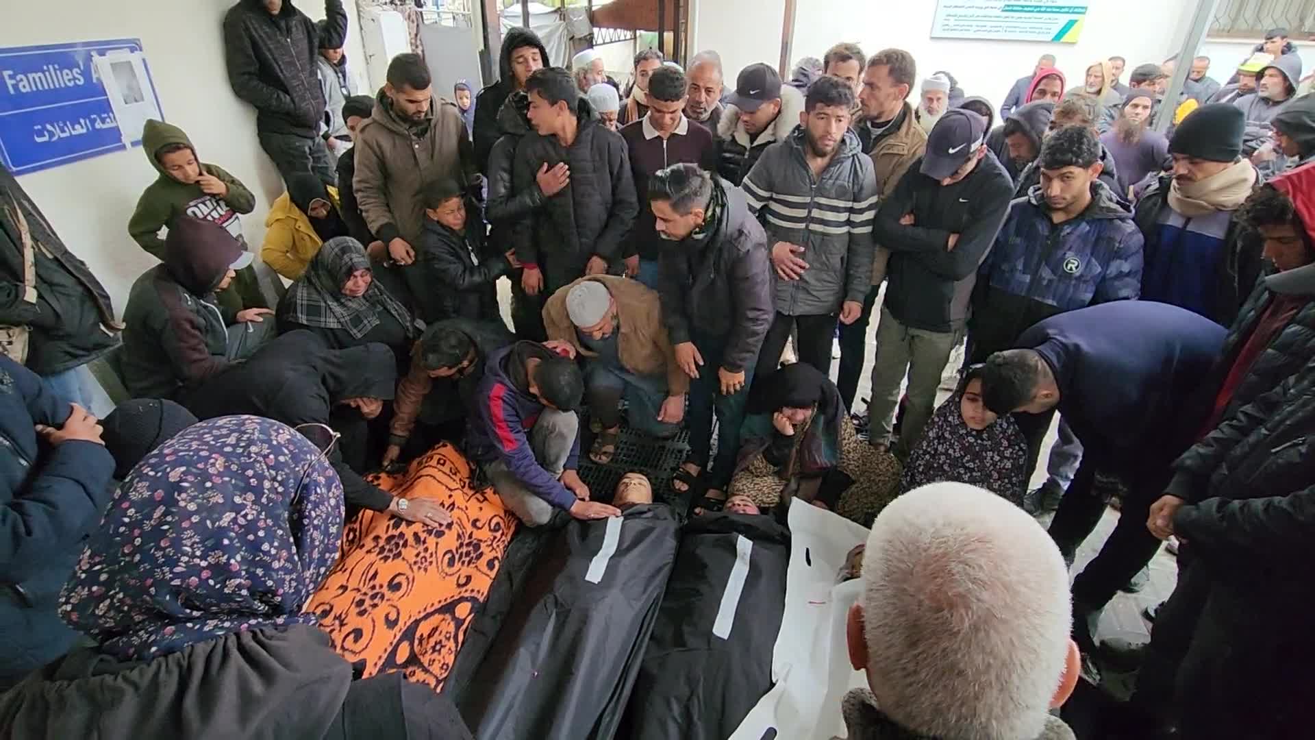 15 شهيدًا في قصف إسرائيلي استهدف منازل بمدينة رفح جنوب قطاع غزة