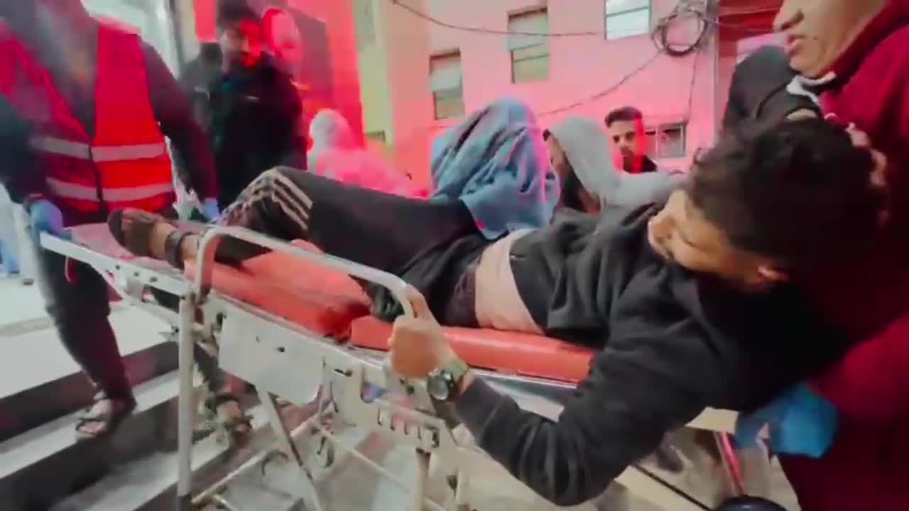 15 شهيدًا وإصابات إثر قصف إسرائيلي طال منزل عائلة القهوجي في دير البلح وسط قطاع غزة