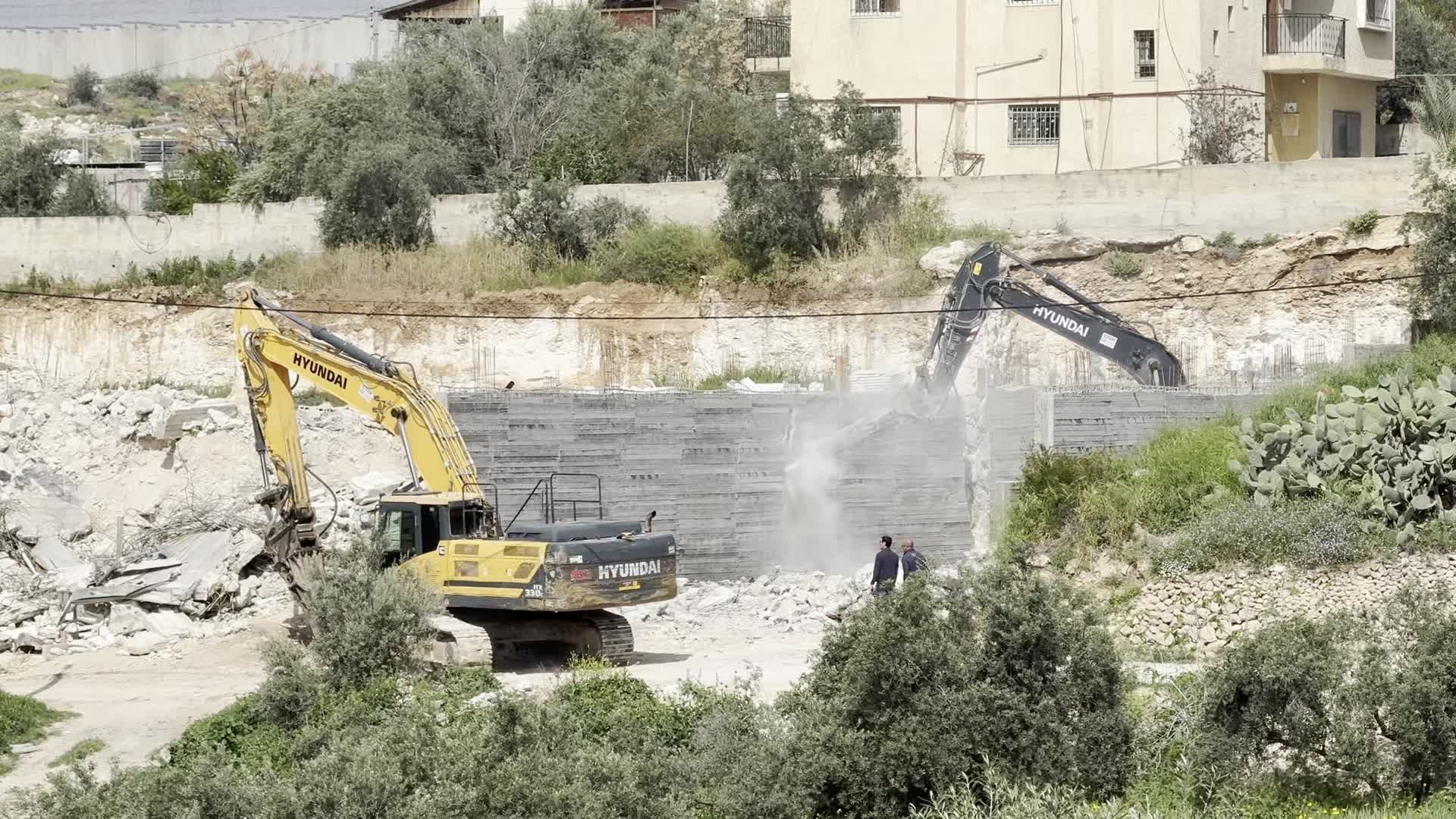 الاحتلال يهدم محلات تجارية قيد الإنشاء ومنزلًا غرب الخليل