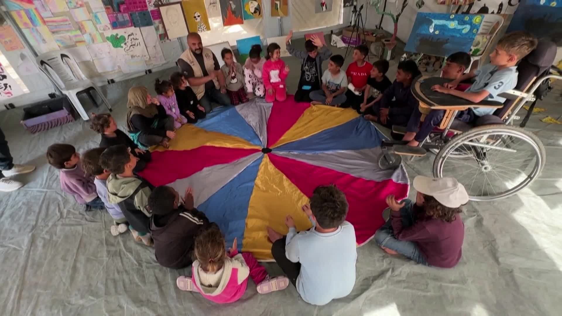 الدعم النفسي بمساعدة الحيوانات يمنح أطفال غزة متنفسًا وسط الحرب