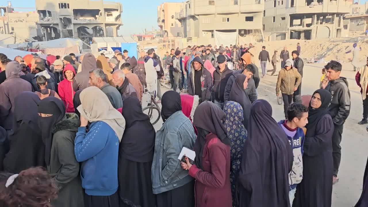 الغزيون يتسلمون أولى مساعدات الأونروا بعد توقف 8 أشهر ومسؤولون يؤكدون ان الكميات غير كافية