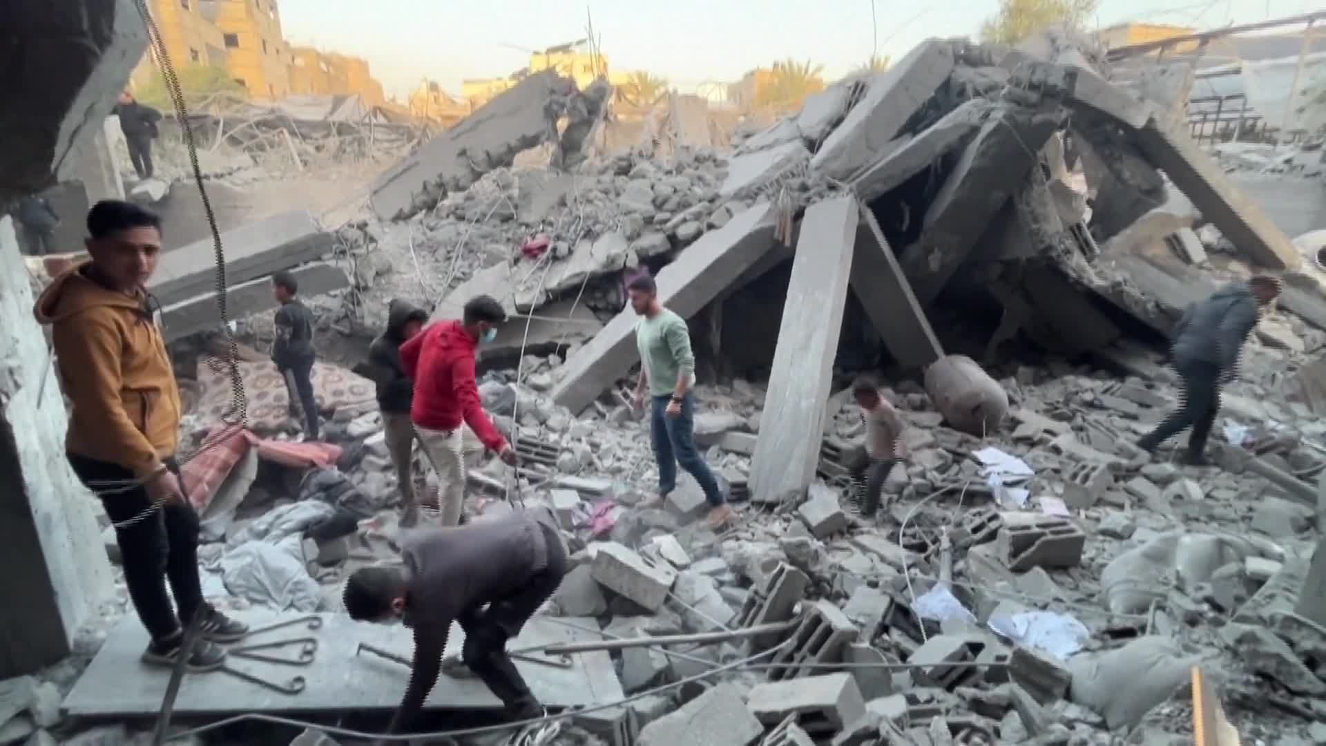  الحرب على غزة.. "إسرائيل" تُواصل جريمة الإبادة الجماعية لليوم الـ 449 على التوالي