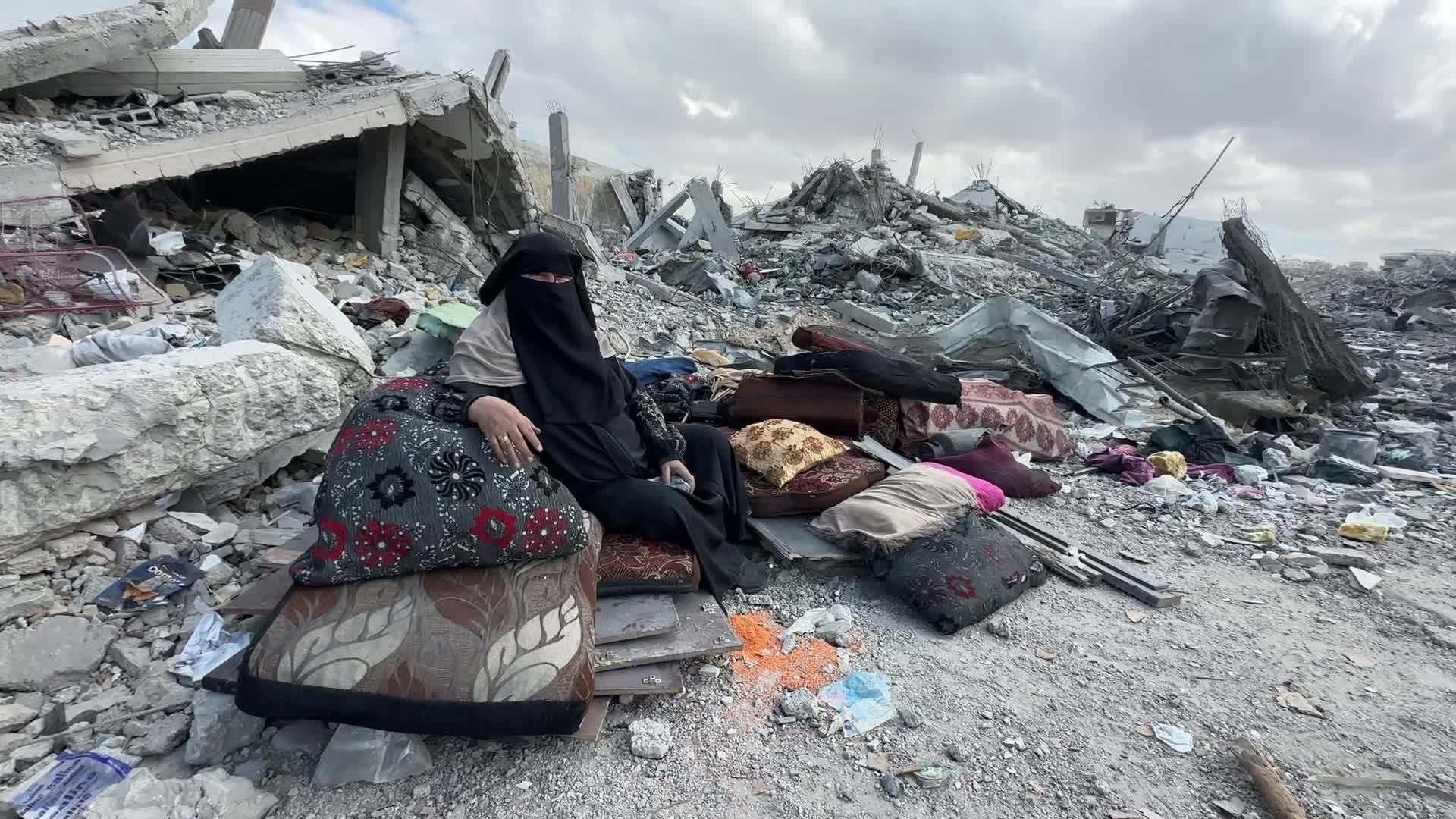 Um Qusay. Mujer desplazada en Khan Younis sueña con regresar a una casa bajo los escombros