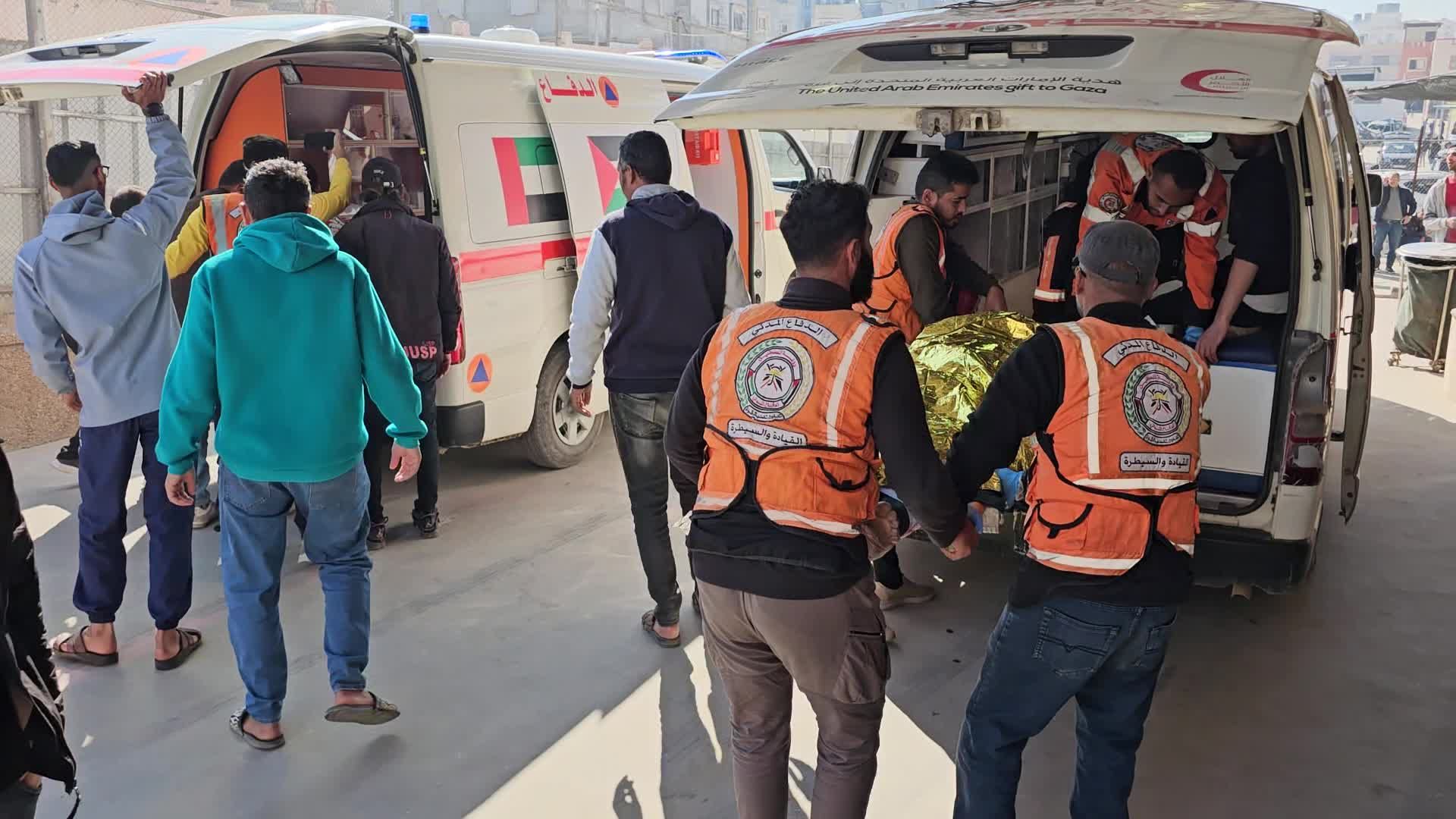 انتشال جثماني شهيدين ومصابين اثنين بعد استهدافهم بمنطقة خربة العدس شمالي رفح