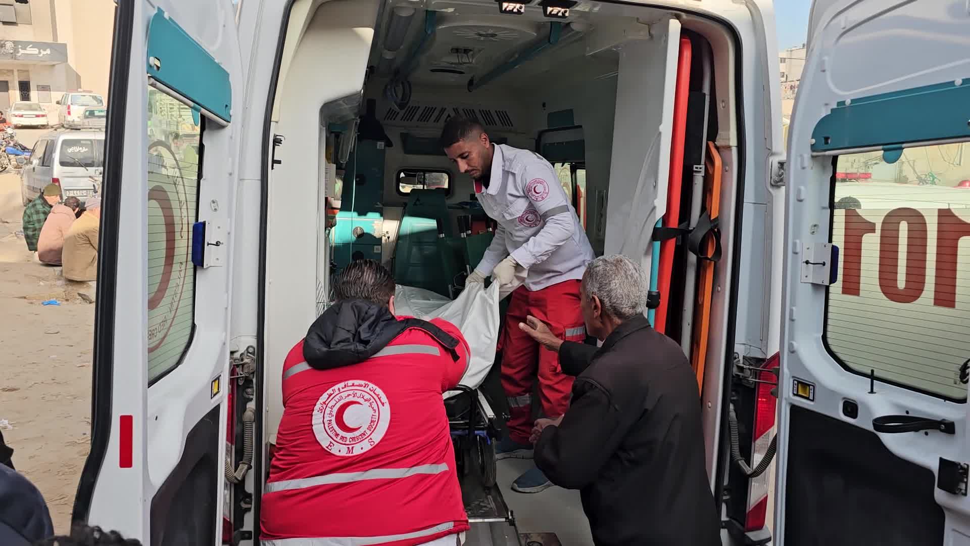 استشهاد شخصين وإصابة آخرين جراء استهداف الاحتلال شمال رفح