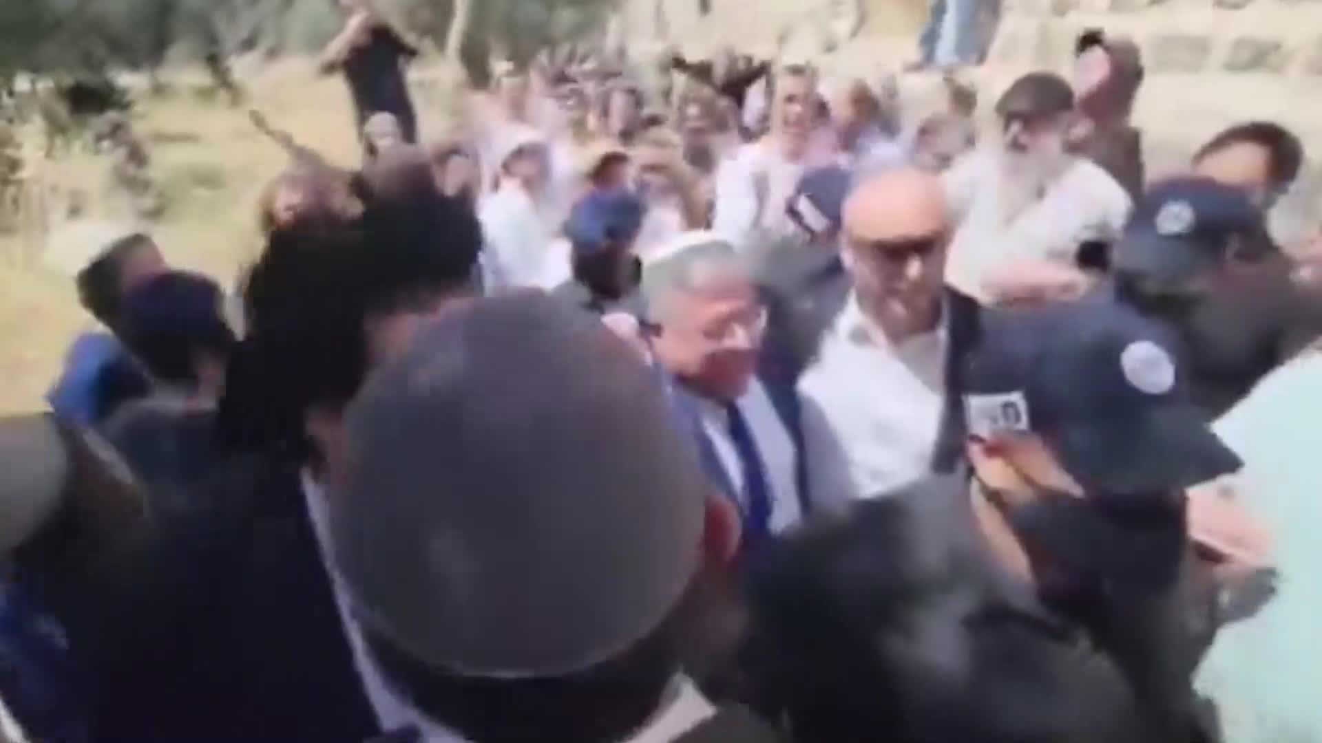 بن غفير يقتحم الأقصى رافعاً علم كيان الاحتلال عشية ذكرى احتلال القدس