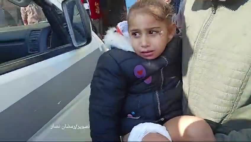 عشرات الاصابات باستهداف طائرة اسرائيلية مدرسة بنات النصيرات الابتدائية بمخيم النصيرات الجديد