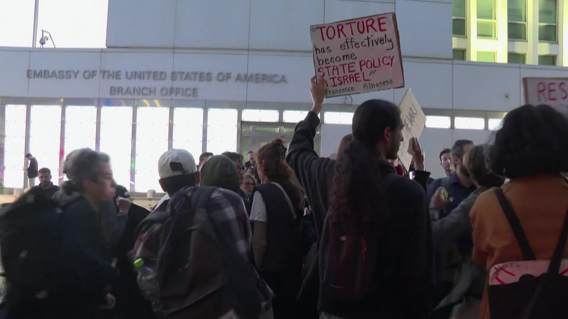  عشرات المتظاهرين يحتجون أمام السفارة الأمريكية في "تل أبيب" رفضاً لاستمرار الحرب على إيران