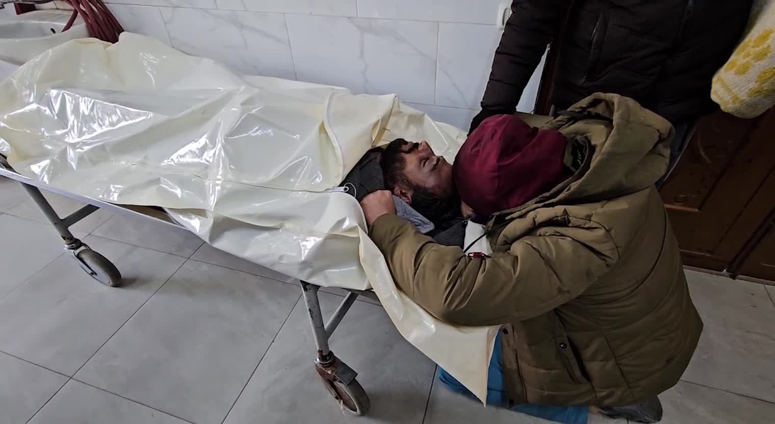 عثروا عليه جثة هامدة في خيمته.. وفاة طيبب في خان يونس بغزة بسبب البرد القارص