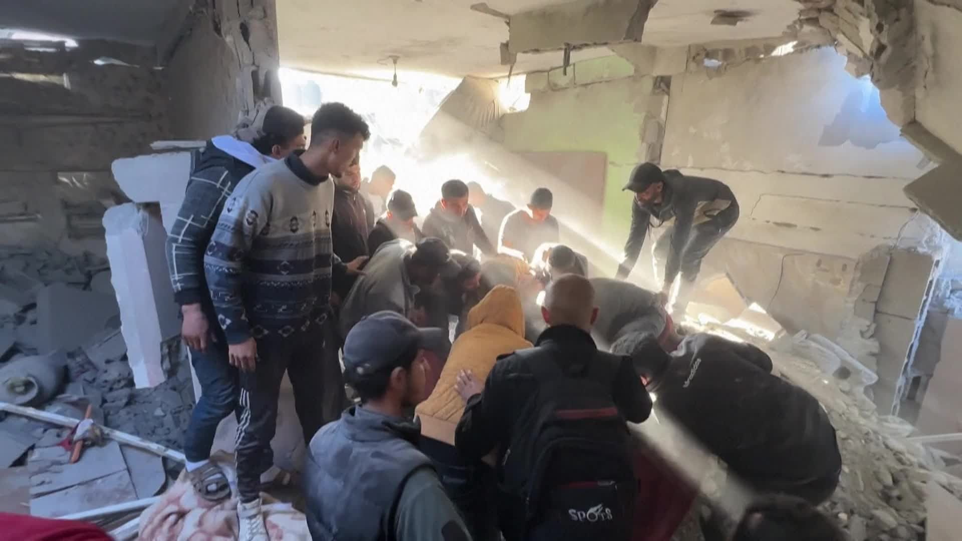 غزة تحت القصف".. "إسرائيل" تواصل حرب الإبادة الجماعية لليوم الـ 466