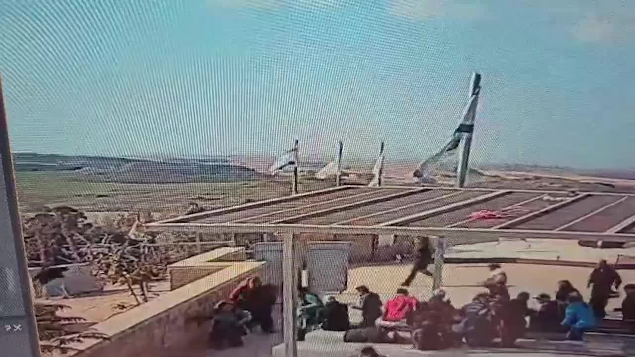 إصابة مباشرة لمبنى في سديروت جراء رشقة صاروخية من قطاع غزة