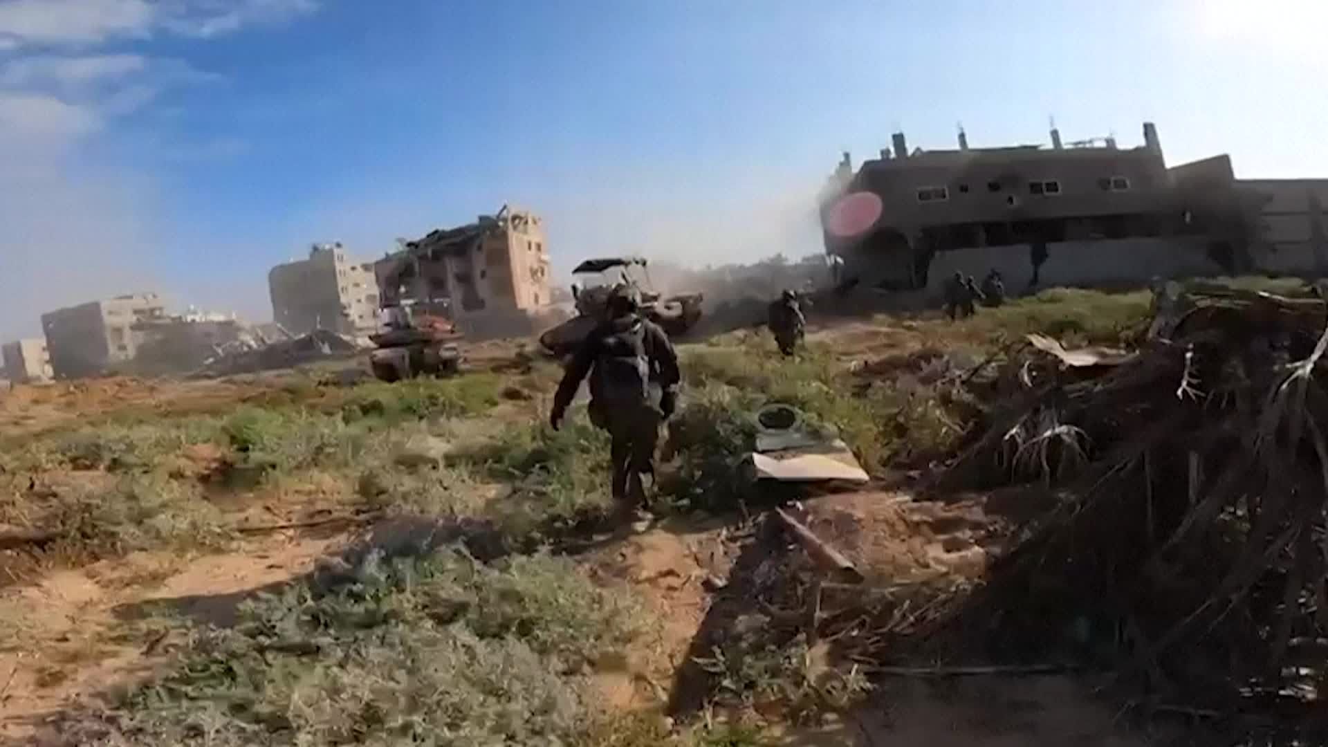 جيش الاحتلال يعترف بمقتل ضابط إسرائيلي وإصابة جندي وسط قطاع غزة