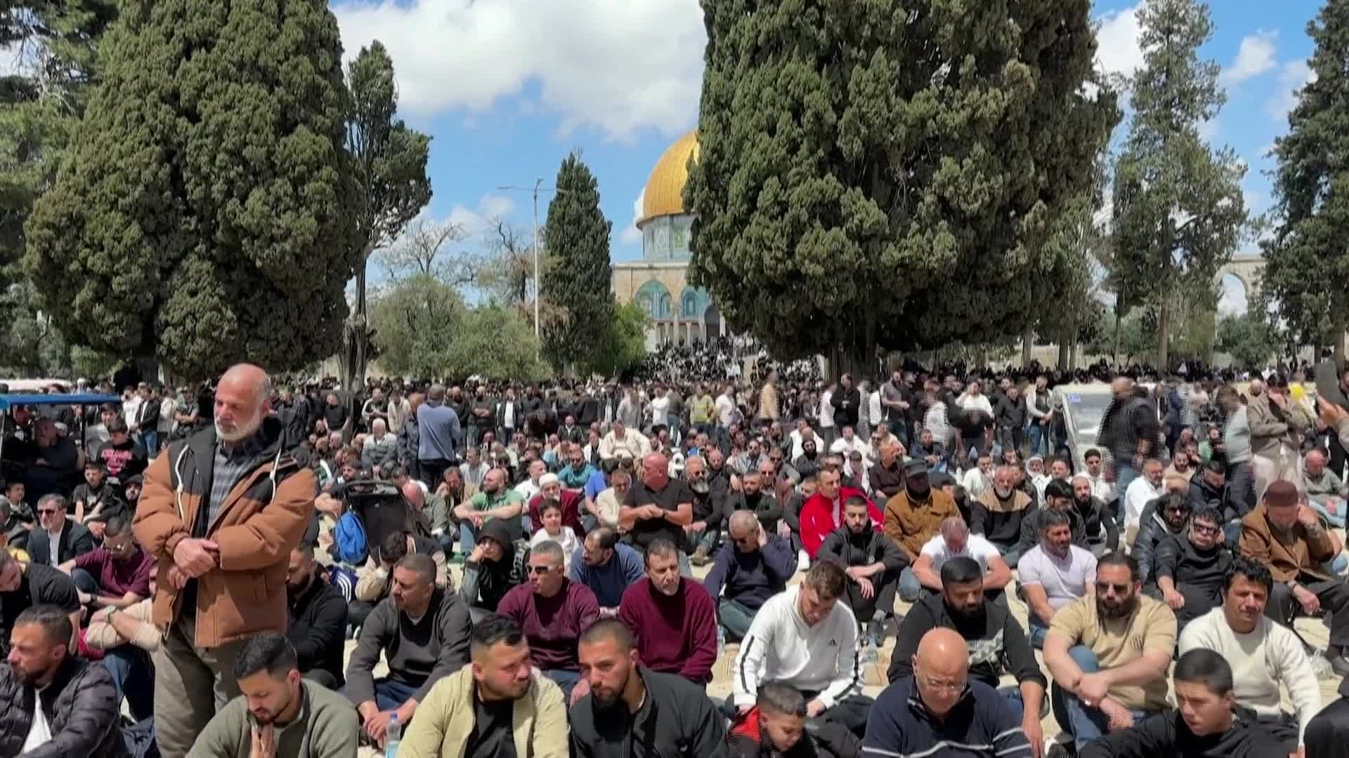 مصلون يؤدون صلاة الجمعة في المسجد الأقصى وسط دعوات لفتحه أمام جميع الفلسطينيين