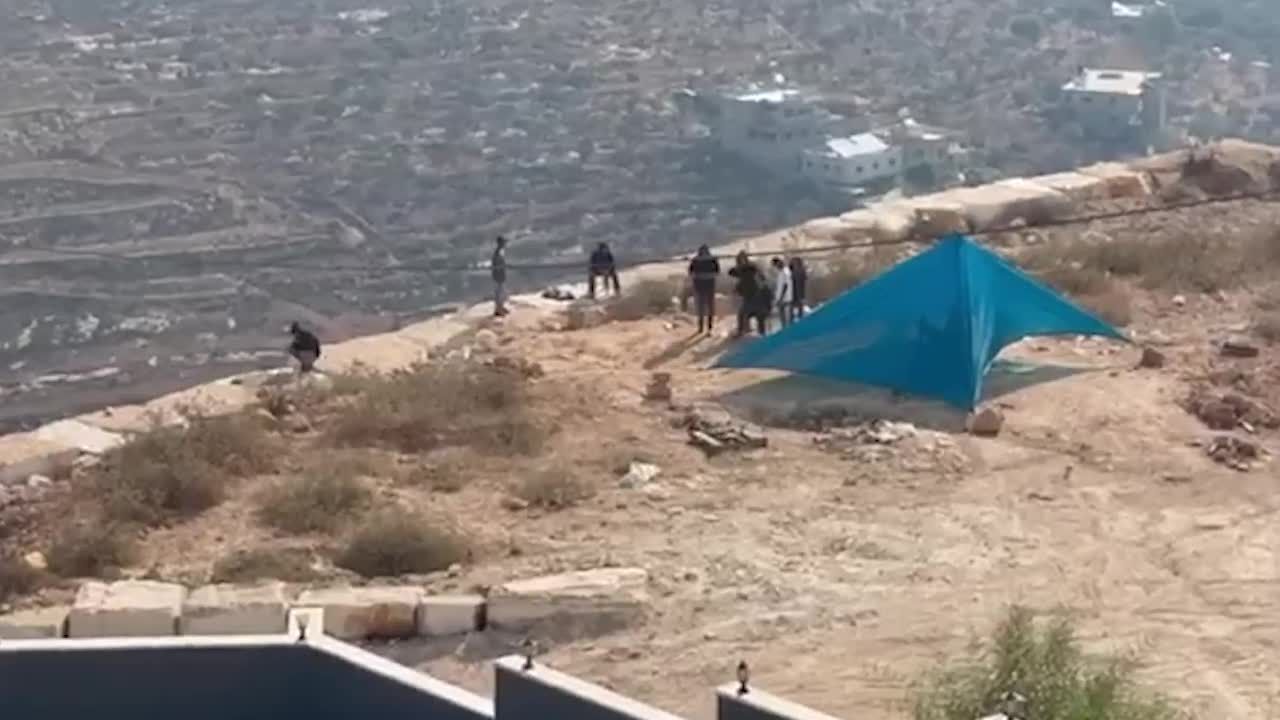 مستوطنون يجددون حصار منازل في قصرة والاحتلال يمنع متضامنين من الوصول إليها