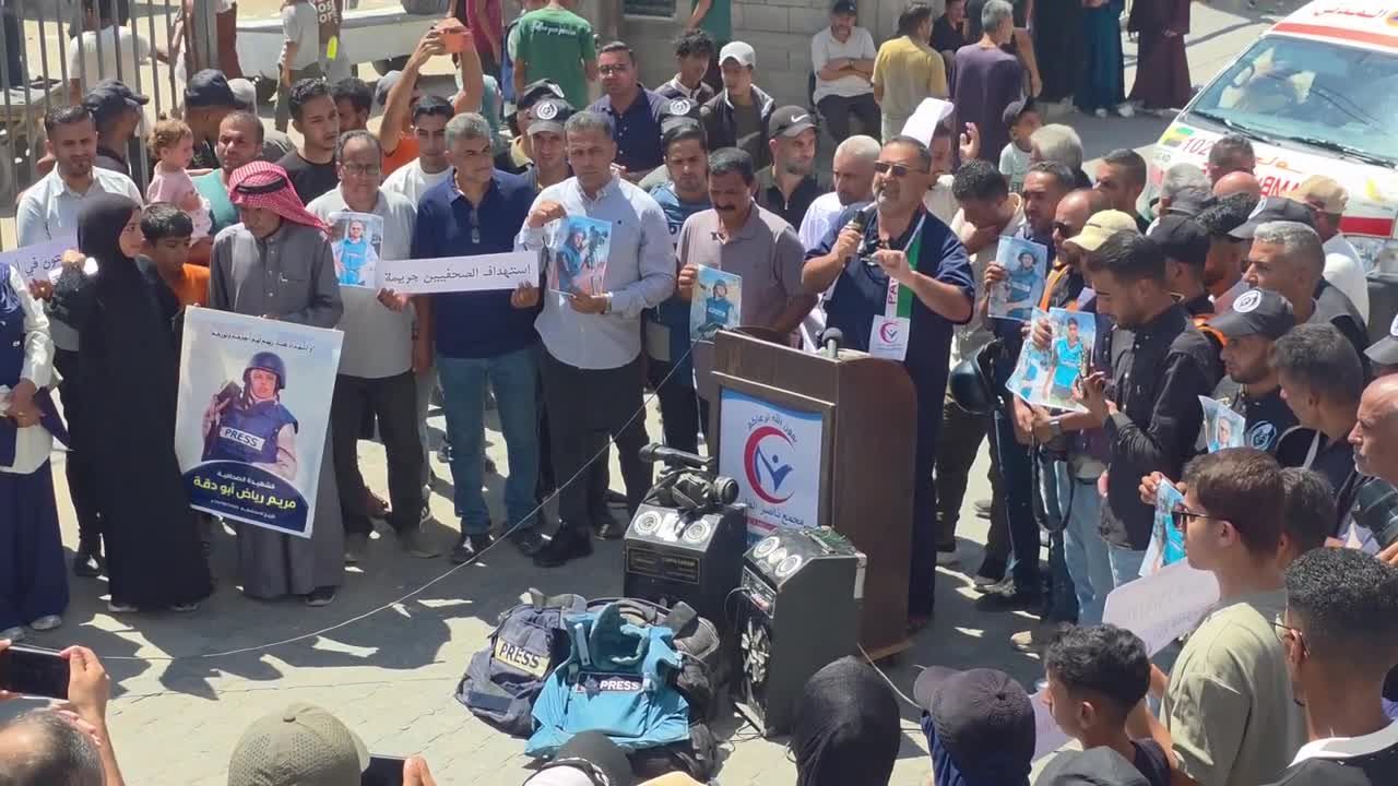 صحفيون وأطباء ومسعفون يحيون ذكرى استشهاد 22 فلسطينياً في مجمع ناصر الطبي جراء استهداف إسرائيلي