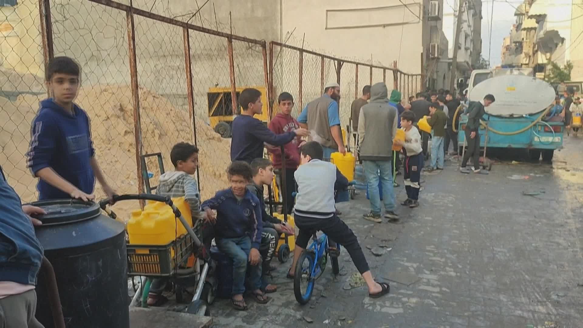 طوابير في غزة للحصول على بضعة ليترات من مياه الشرب بعضها ملوثة