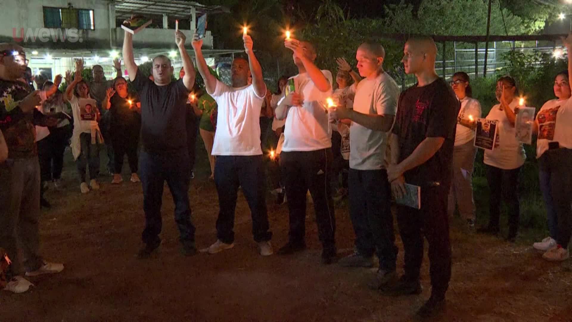 سجناء سياسيون فنزويليون سابقون ينظمون وقفة شموع خارج سجن روديو الأول