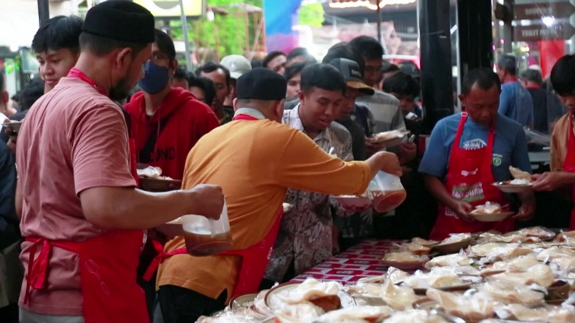 مسجد جوغوكاريان يجمع آلاف الصائمين يوميًا على موائد إفطار مجانية بتمويل من تبرعات