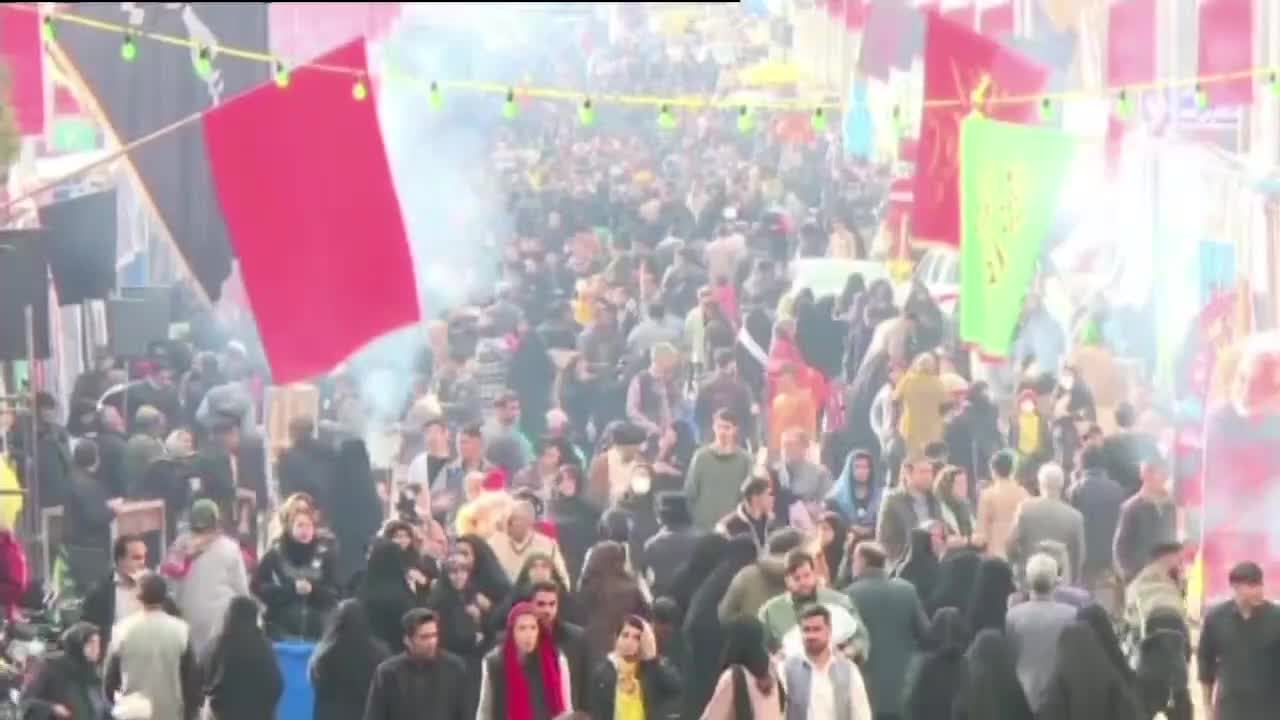 آلاف الزوار يتوافدون إلى ضريح الشهيد سليماني في كرمان بمناسبة الذكرى السنوية الرابعة لشهادته