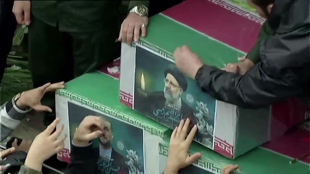 بالورود والدموع.. مئات الآلاف يودعون الرئيس رئيسي ورفاقه الشهداء في مدينة تبريز