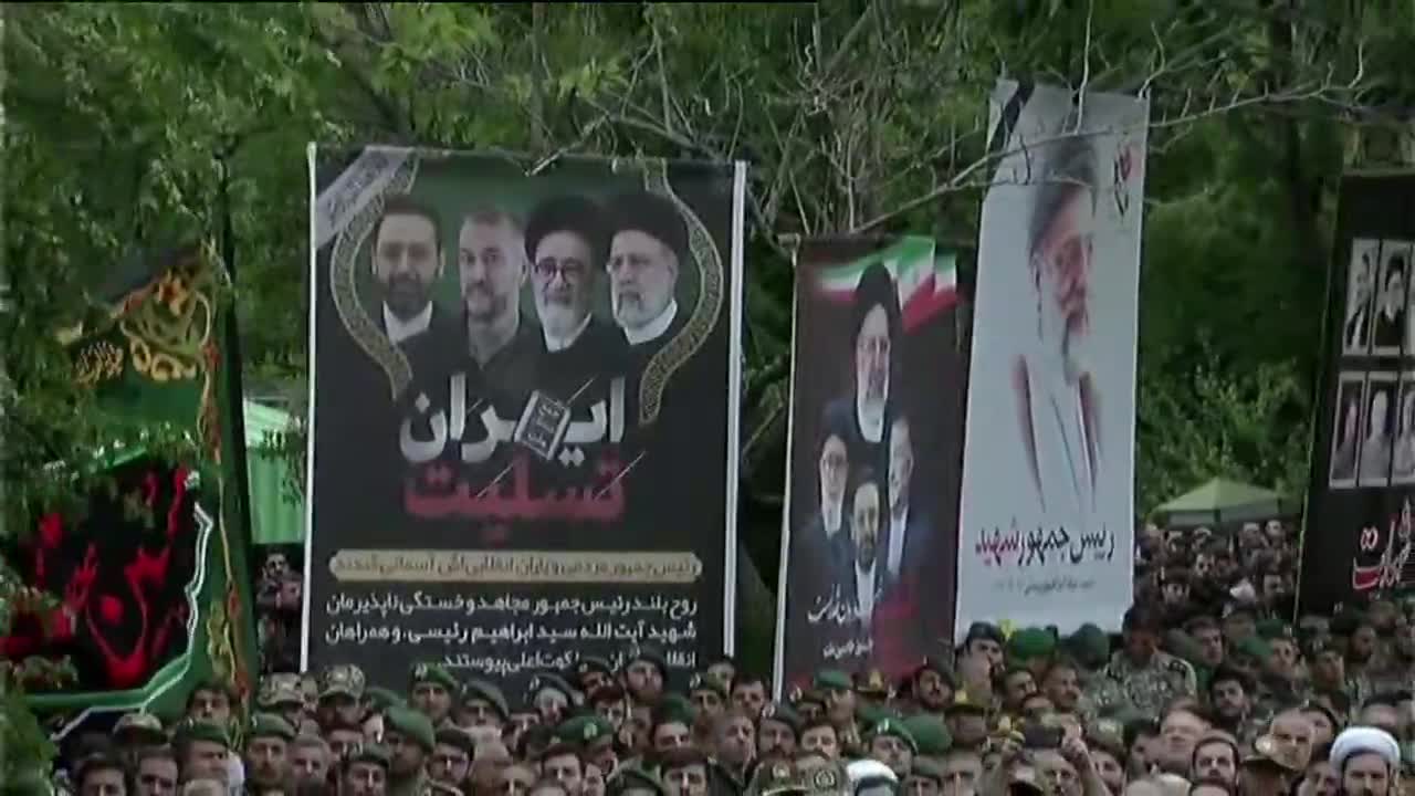 بمشهد مهيب.. الإيرانيون يشيعون جثامين الرئيس الإيراني ورفاقه في تبريز