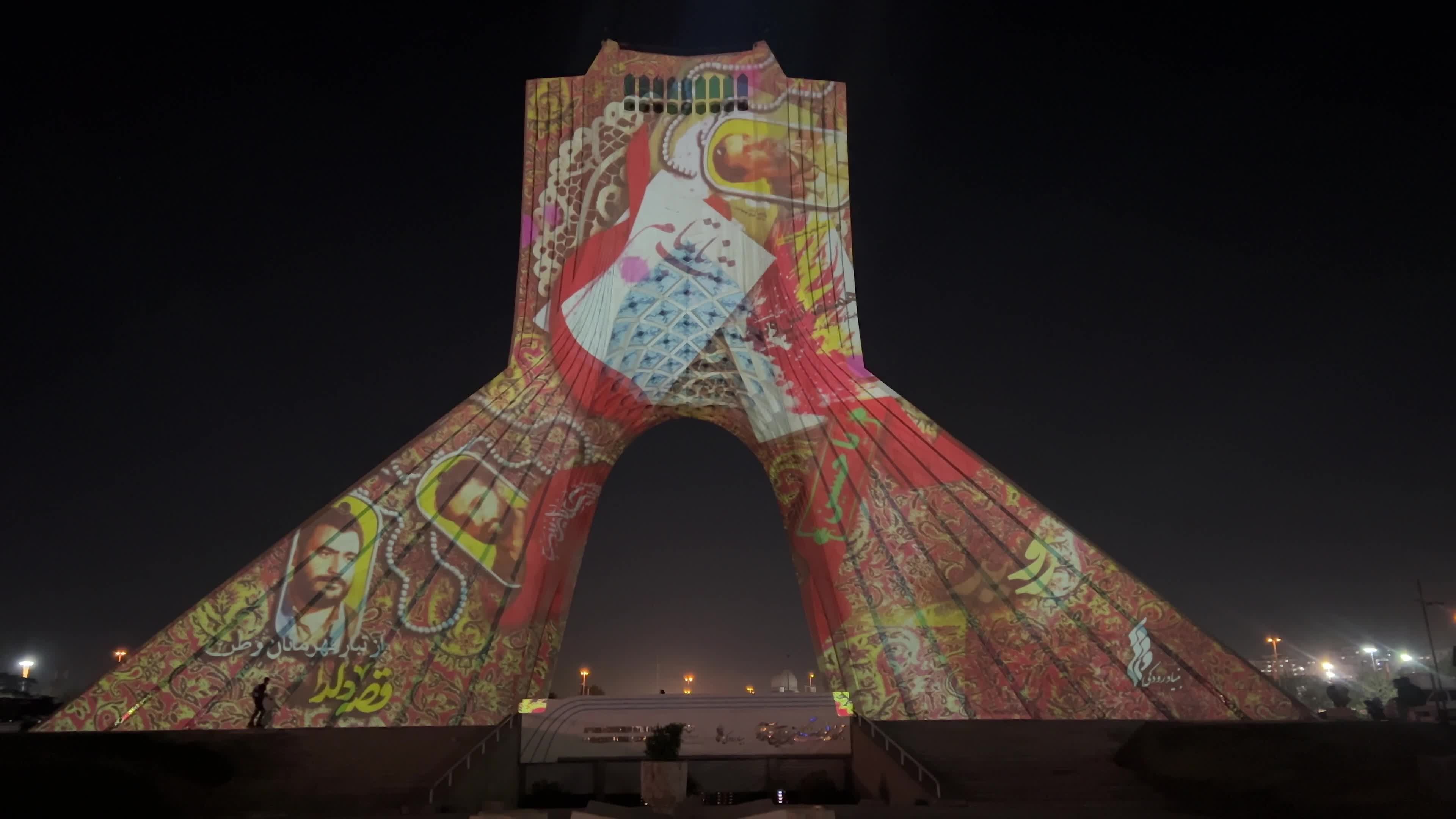 ضوءٌ يخلد القصص.. "قهرمان" على برج آزادي في طهران