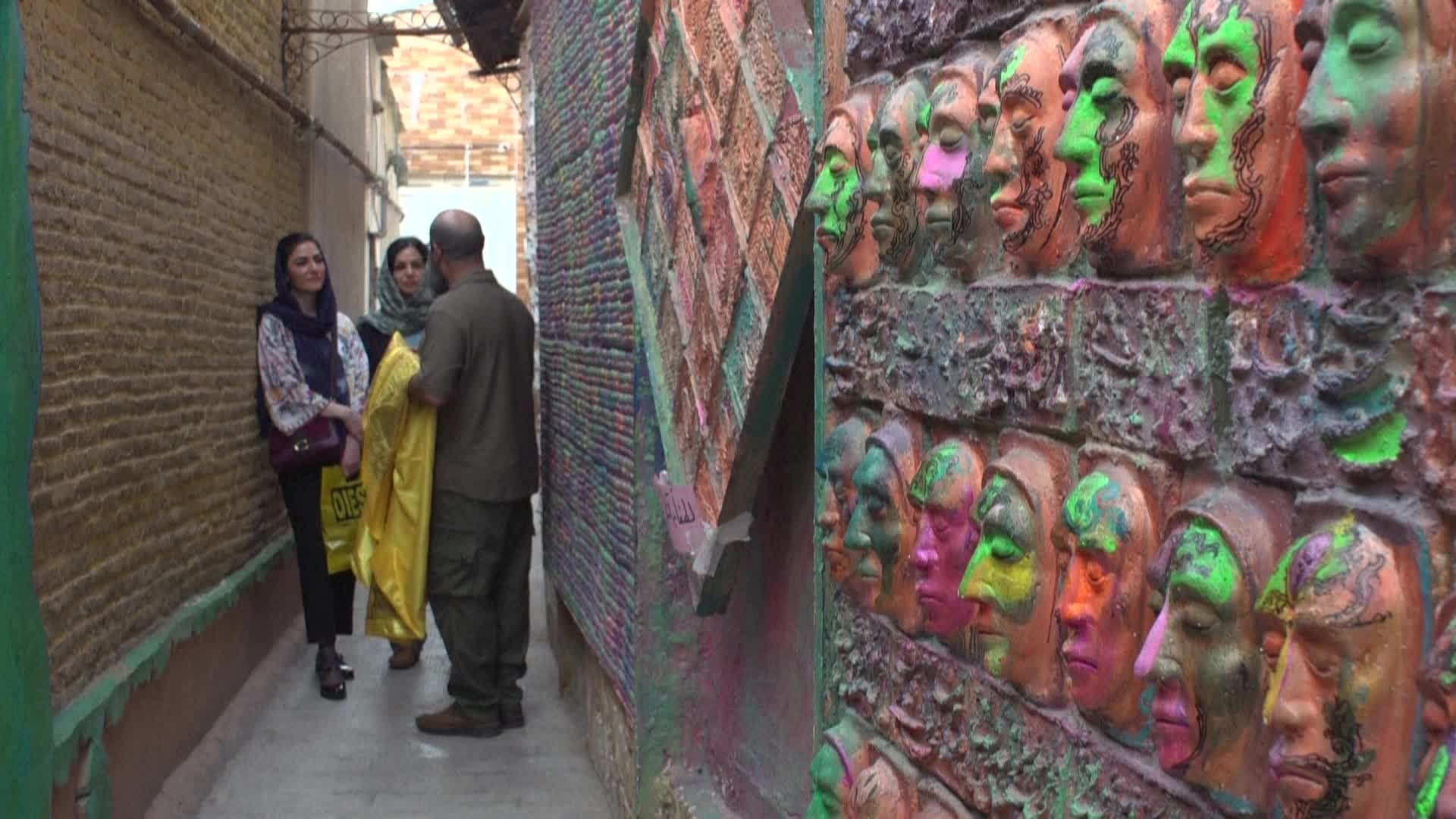 فنان إيراني يحول أحياء شيراز القديمة إلى مركز ثقافي وسياحي عبر لوحات فنية