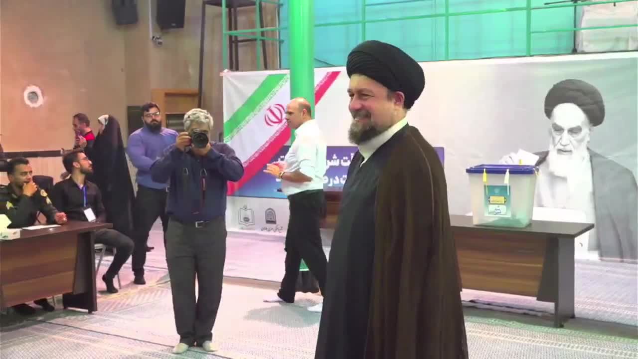 حفيد الإمام الخميني السيد "حسن الخميني" يُدلي بصوته في حسينية جماران بالعاصمة طهران