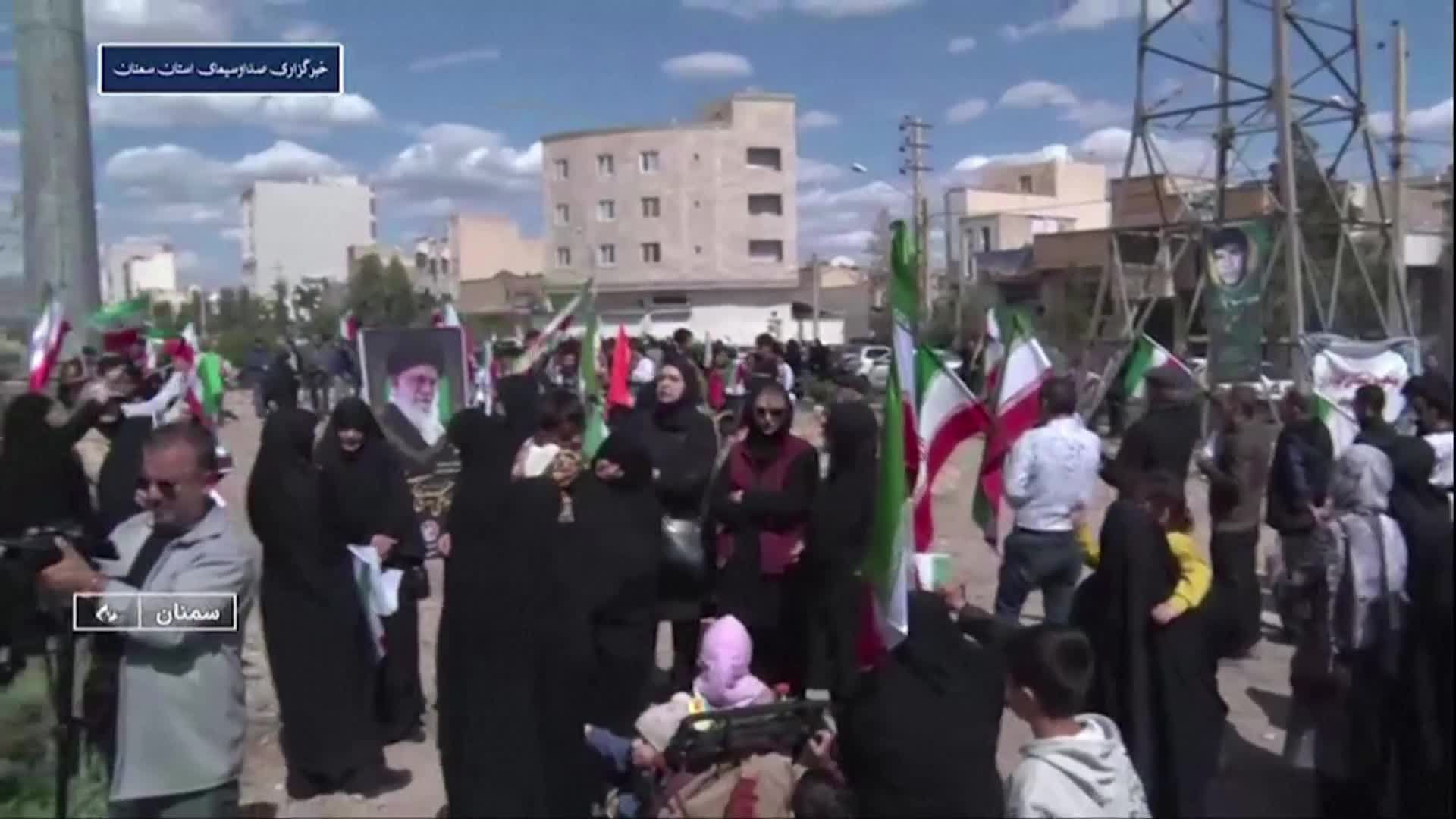 إيرانيون يشكلون سلاسل بشرية حول محطات الطاقة والطلاب يتظاهرون على جسر دزفول